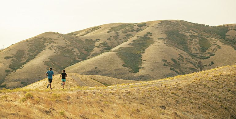From sun-protective clothing to hydration, discover our tips on how to beat the heat on your next trail run.